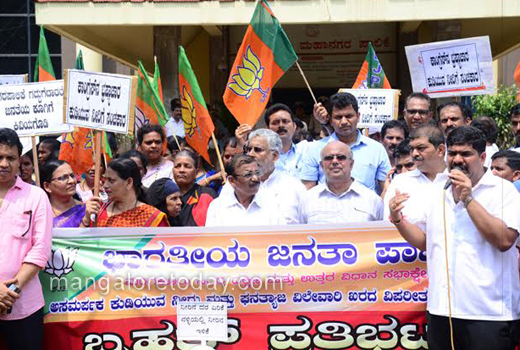 BJP stages protest 1